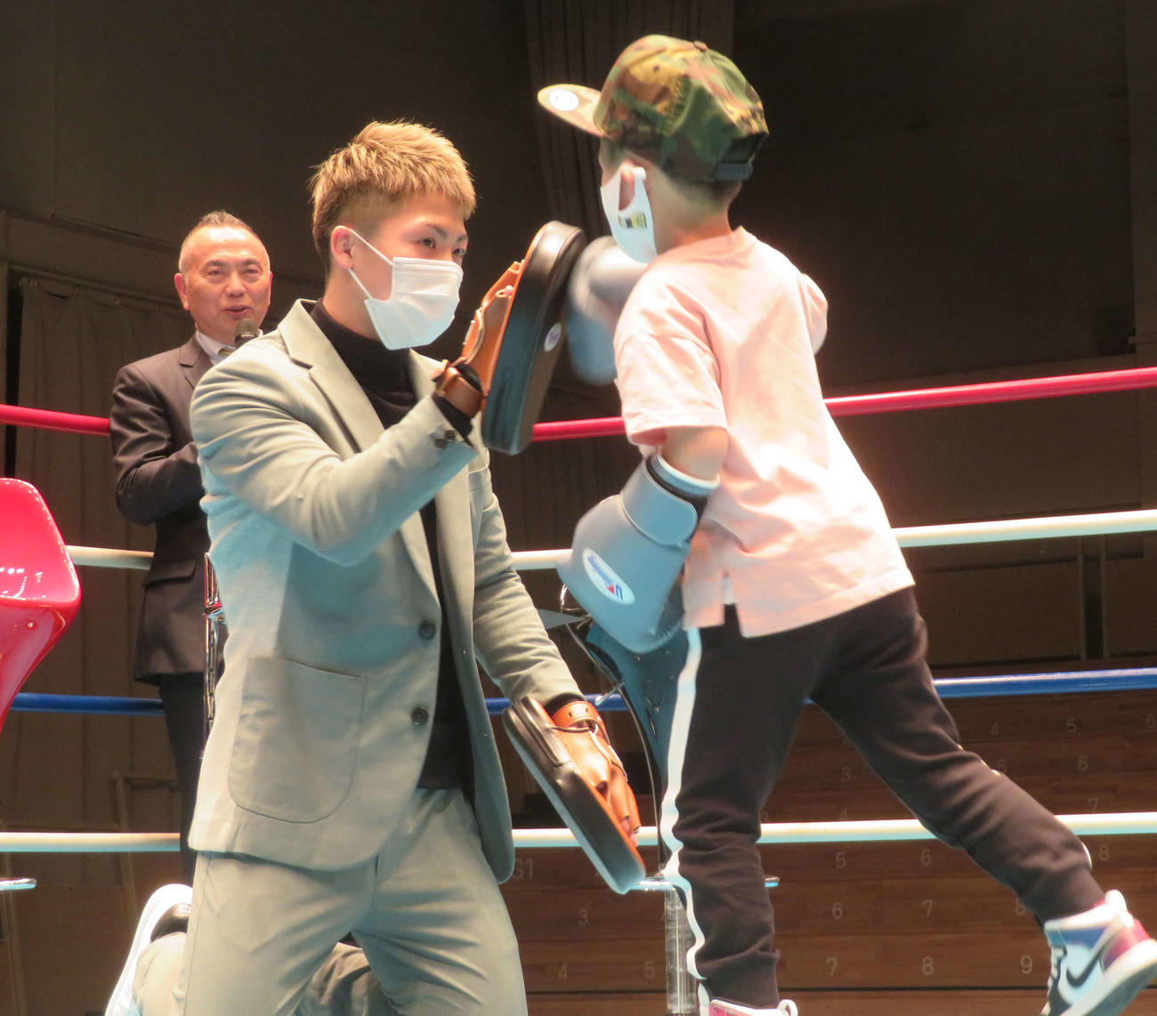 WOWOWのイベントで子供のミット打ちを受けたWBAスーパー、IBF世界バンタム級王者井上尚弥（左）