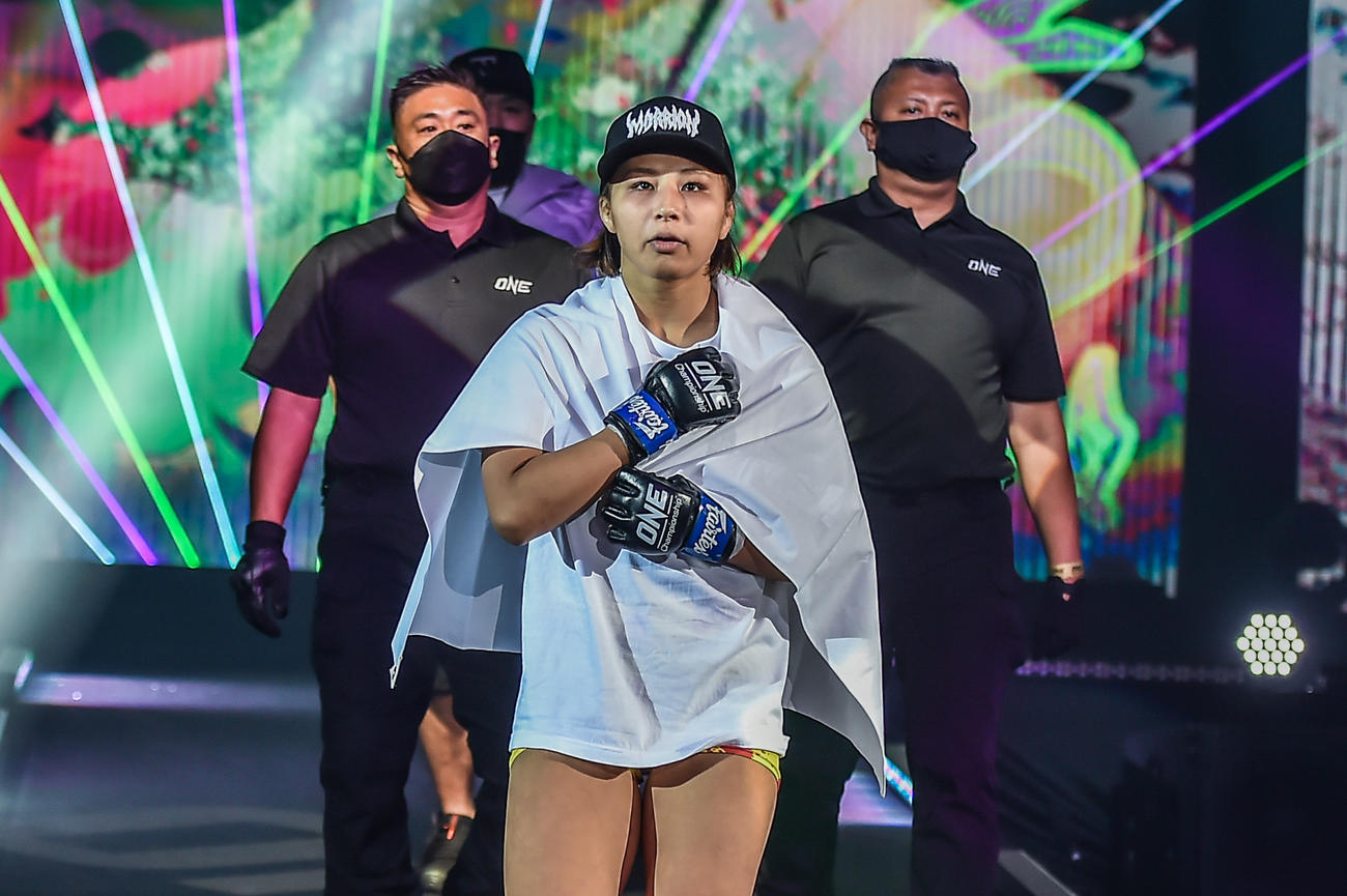 ONE女子ストロー級王座挑戦に向けて入場する三浦彩佳（中央）(C) ONE Championship