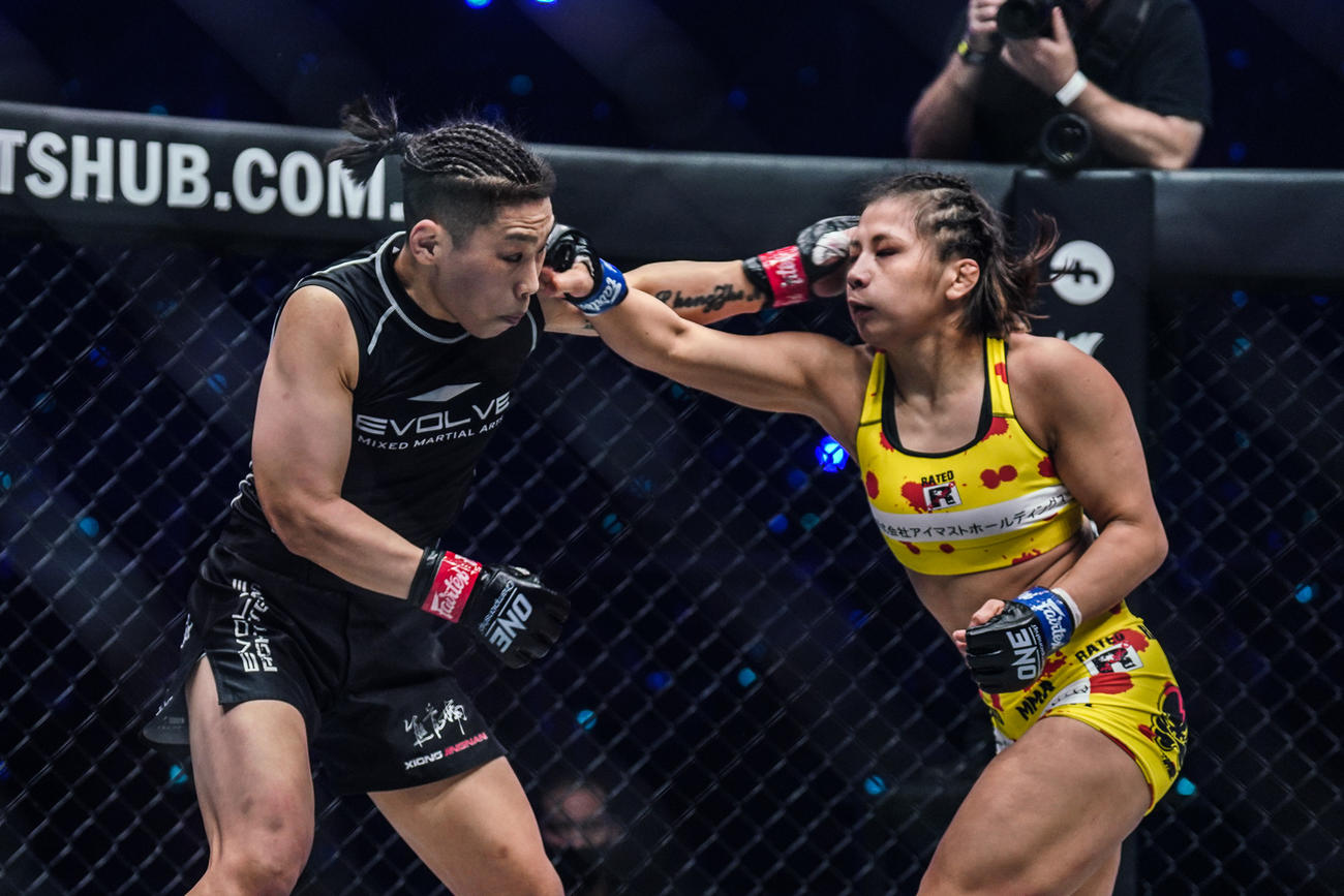 ONE女子ストロー級王者ション・ジンナン（左）と殴りあう同級4位三浦彩佳(C) ONE Championship