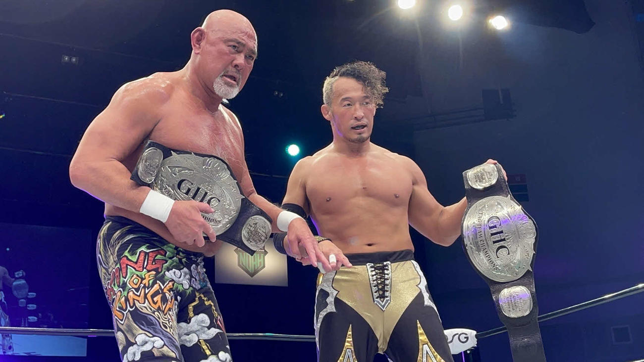 2度目の防衛を成功させた武藤（左）と丸藤（提供・プロレスリング・ノア）