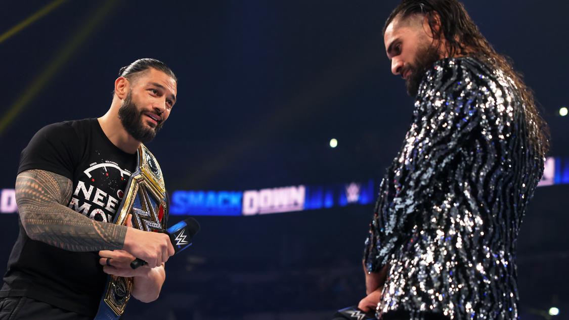 次期挑戦者ロリンズ（右）とリングで向き合うWWEユニバーサル王者レインズコピーライト2022 WWE, Inc. All Rights Reserved.