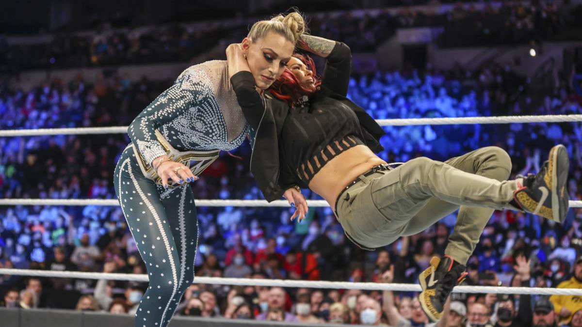 スマックダウン女子王者フレアー（左）にツイスト・アンド・フェイトを成功させたリタ（C）2022 WWE, Inc. All Rights Reserved.