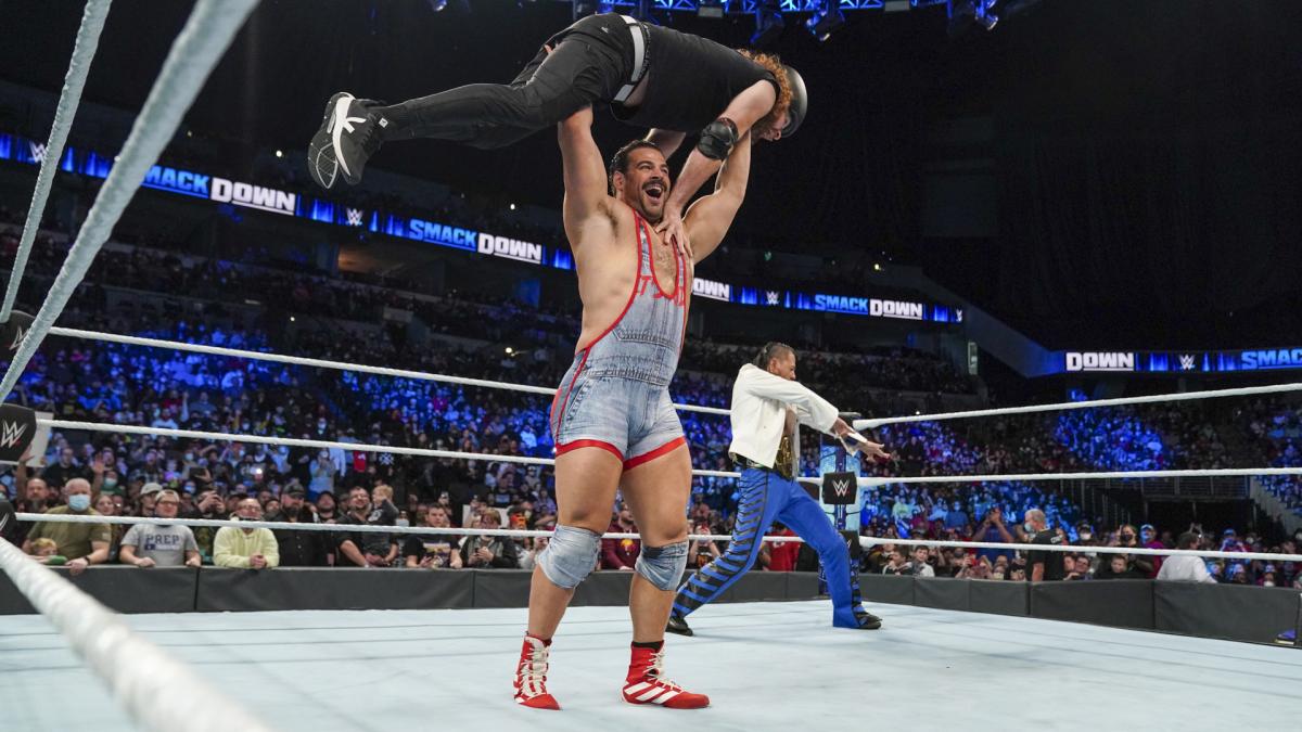 次期挑戦者ゼイン（左上）を持ち上げたブーグス（同下）の横でポーズを決めるインターコンチネンタル王者中邑（C）2022 WWE, Inc. All Rights Reserved.