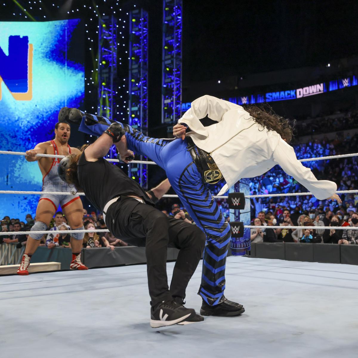次期挑戦者ゼイン（左）にキンシャサを成功させるWWEインターコンチネンタル王者中邑（C）2022 WWE, Inc. All Rights Reserved.