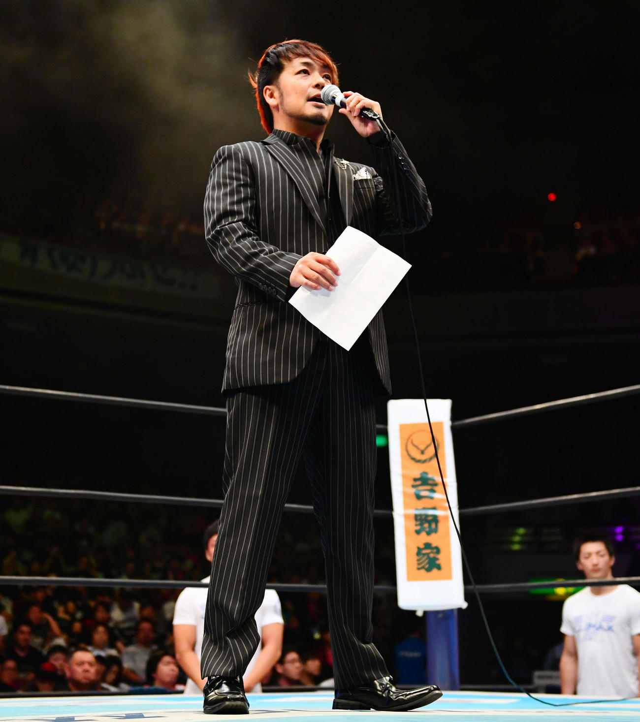 リングアナウンスする尾崎仁彦氏（撮影・滝沢徹郎）