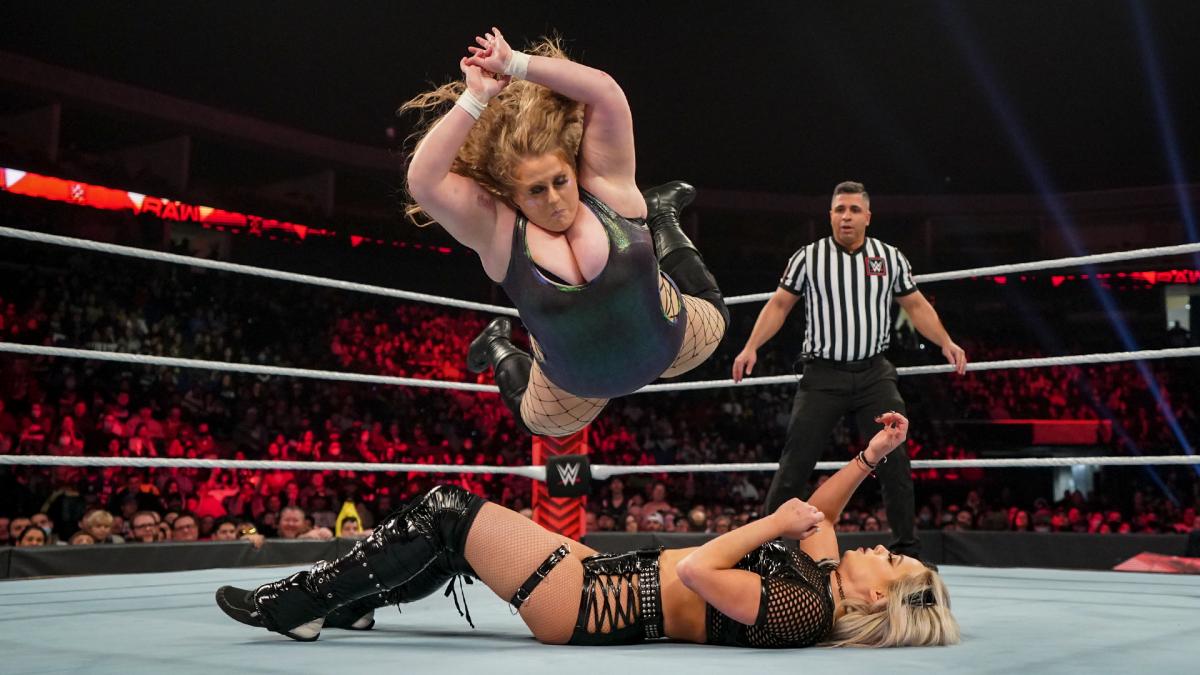 クロスボディープレスをモーガン（下）に繰り出したドゥドロップ（C）2022 WWE, Inc. All Rights Reserved.