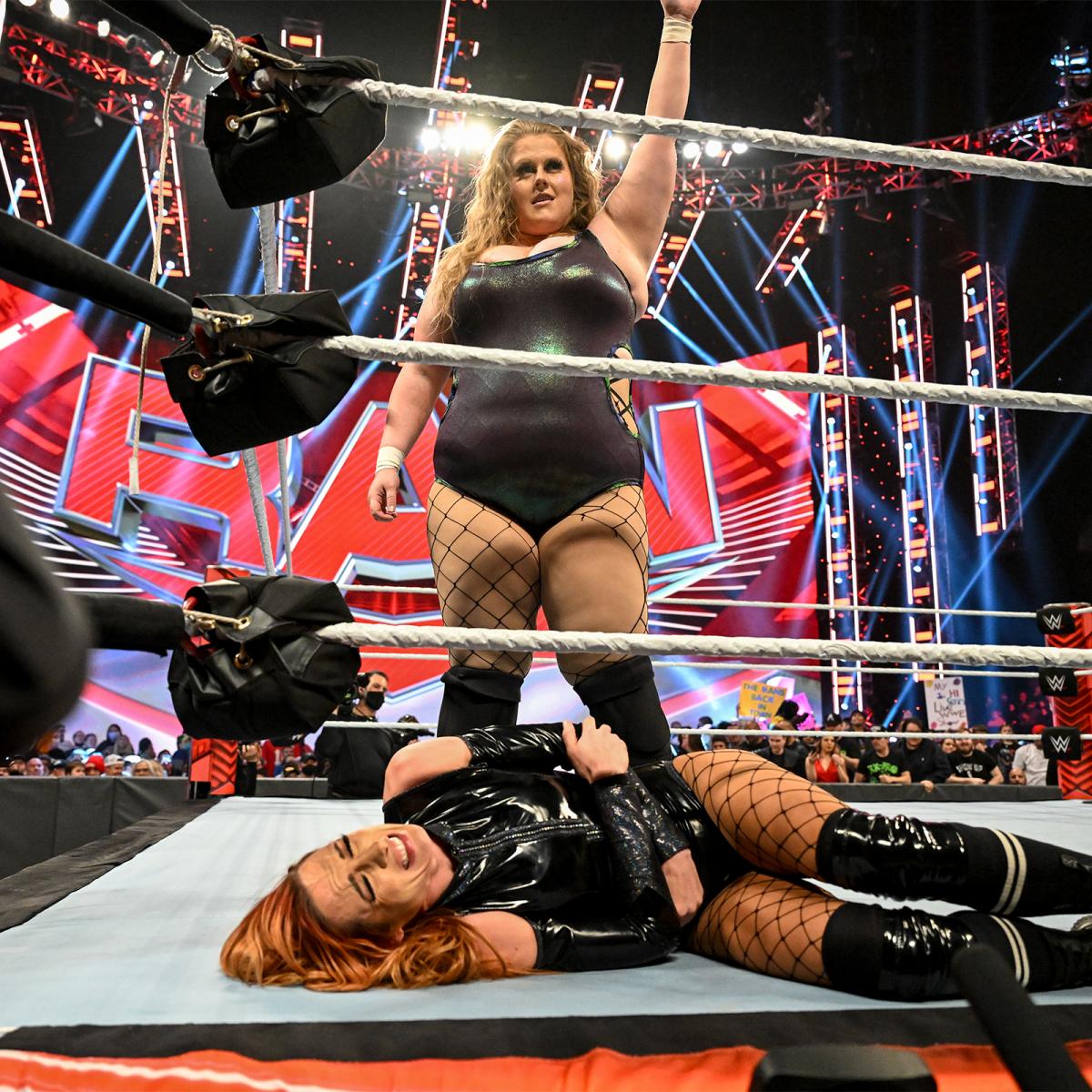 ロウ女子王者リンチ（手前）を見下した次期挑戦者ドゥドロップ（C）2022 WWE, Inc. All Rights Reserved.