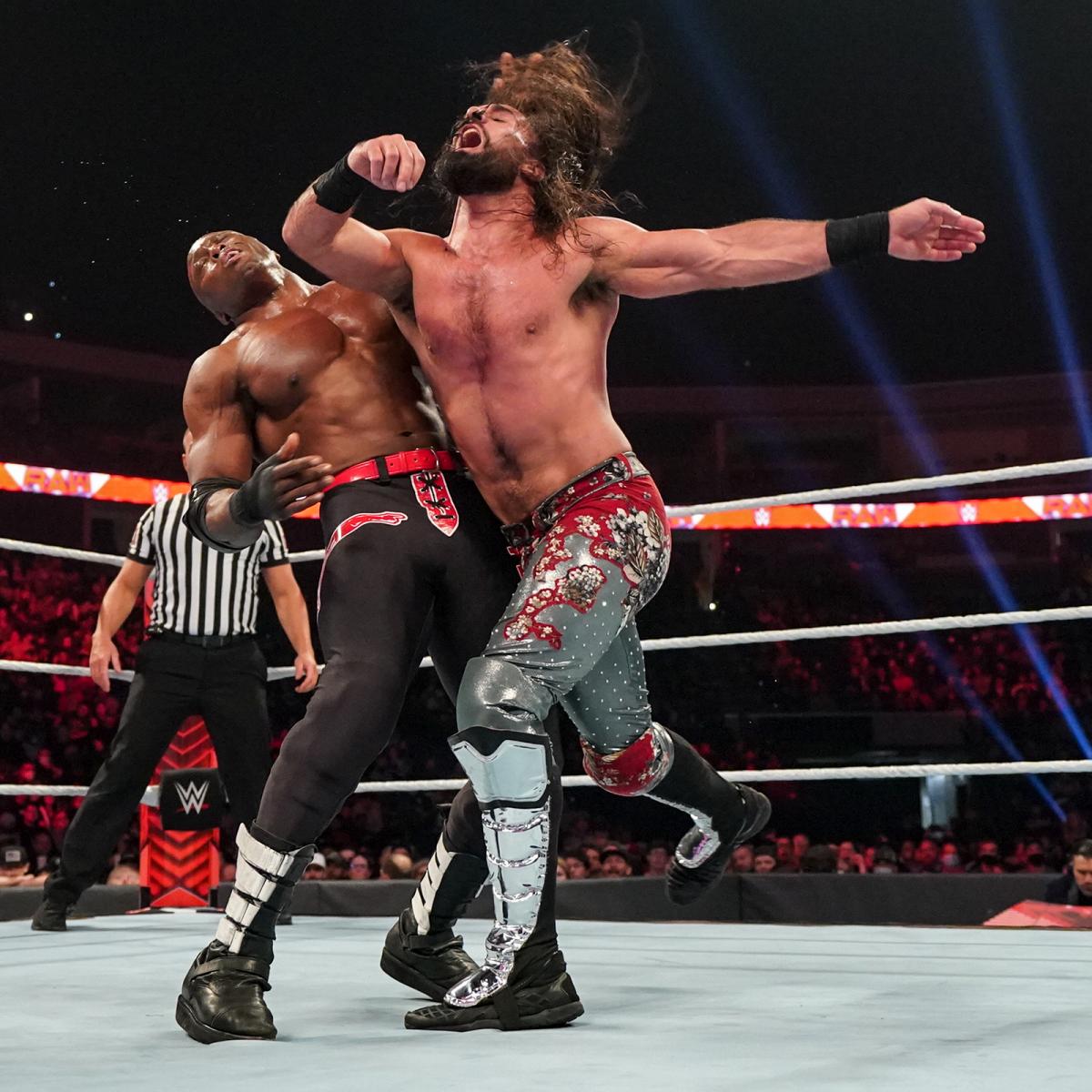 ラシュリー（左）と激しい攻防を繰り広げたロリンズ（C）2022 WWE, Inc. All Rights Reserved.