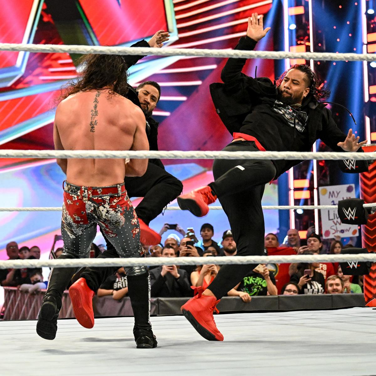 ジェイ（左奧）、ジミー（右端）のウーソズに襲撃されたロリンズ（C）2022 WWE, Inc. All Rights Reserved.