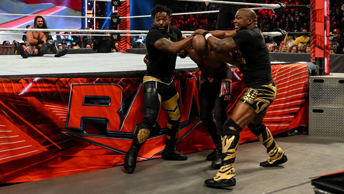 ベンジャミン（右端）とアレキサンダー（左端）に襲撃されたラシュリー（C）2022 WWE, Inc. All Rights Reserved.