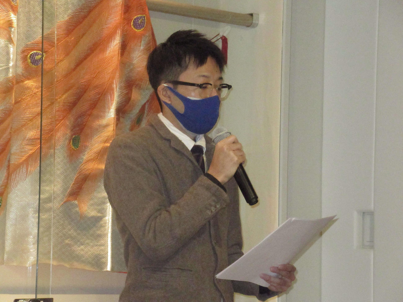 「ジャンボ鶴田23回忌追善興行」の記者会見で話す長男の祐士さん（撮影・勝部晃多）