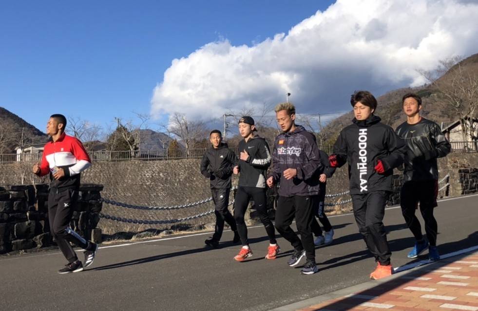 丹沢湖で合宿を開始した大橋ジム勢。左端から平岡、武居、中垣、中嶋、桑原、安達（大橋ジム提供）