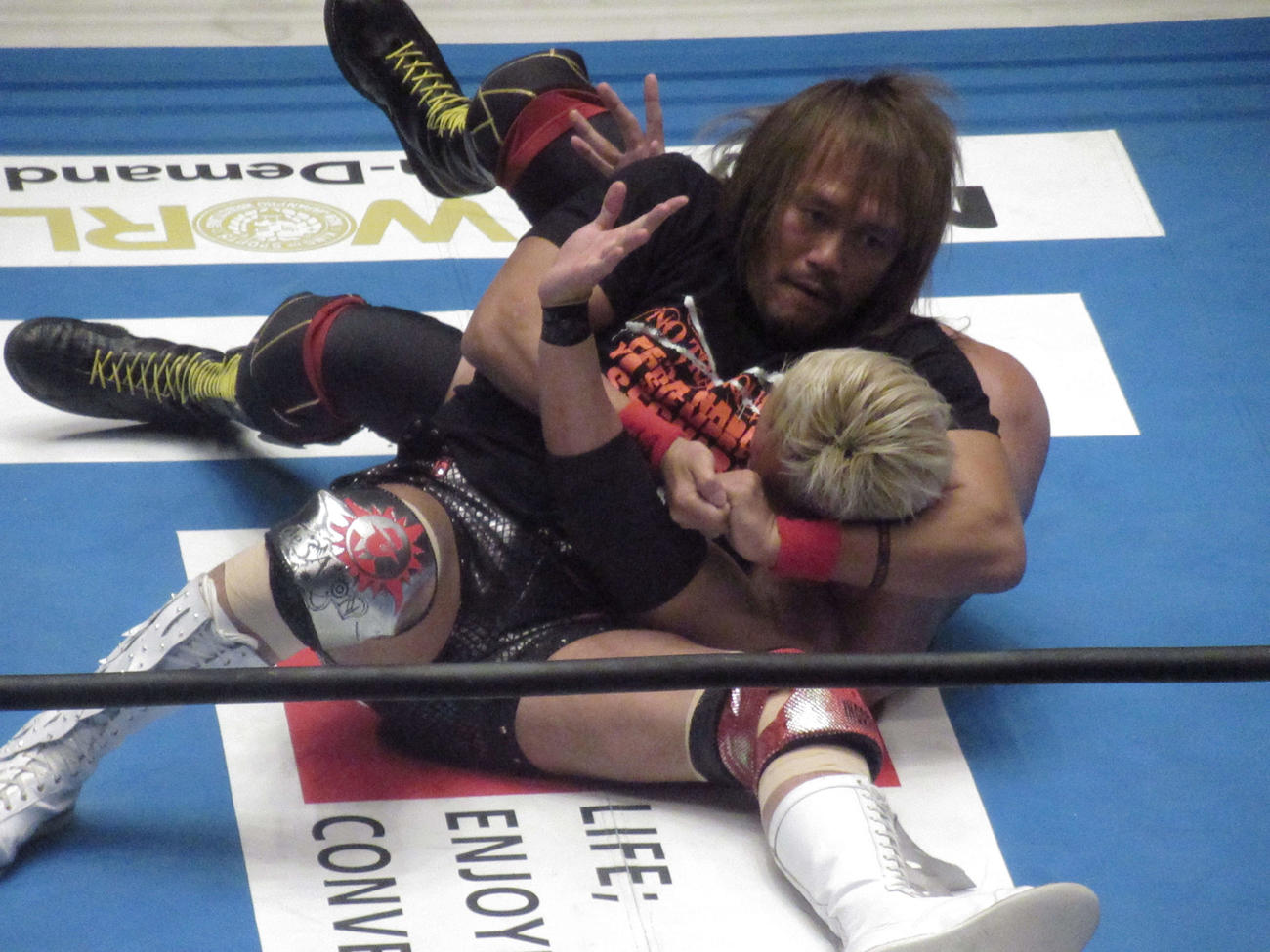 オカダ（下）にフェースロックをきめる内藤（撮影・勝部晃多）