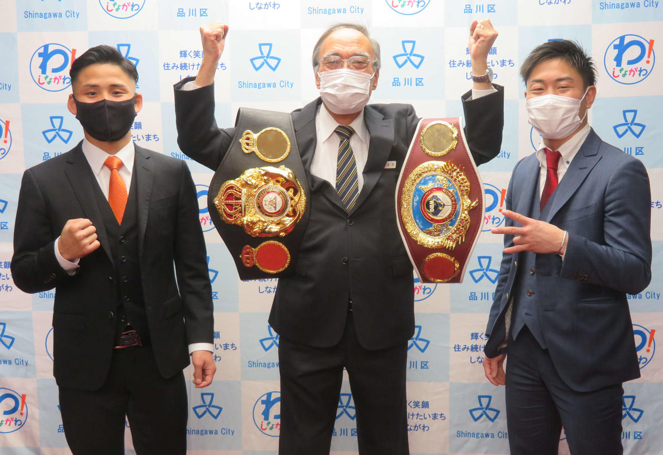 品川区の浜野区長（中央）を表敬訪問したWBA世界ライトフライ級スーパー王者京口（左端）とWBO世界ミニマム級王者谷口
