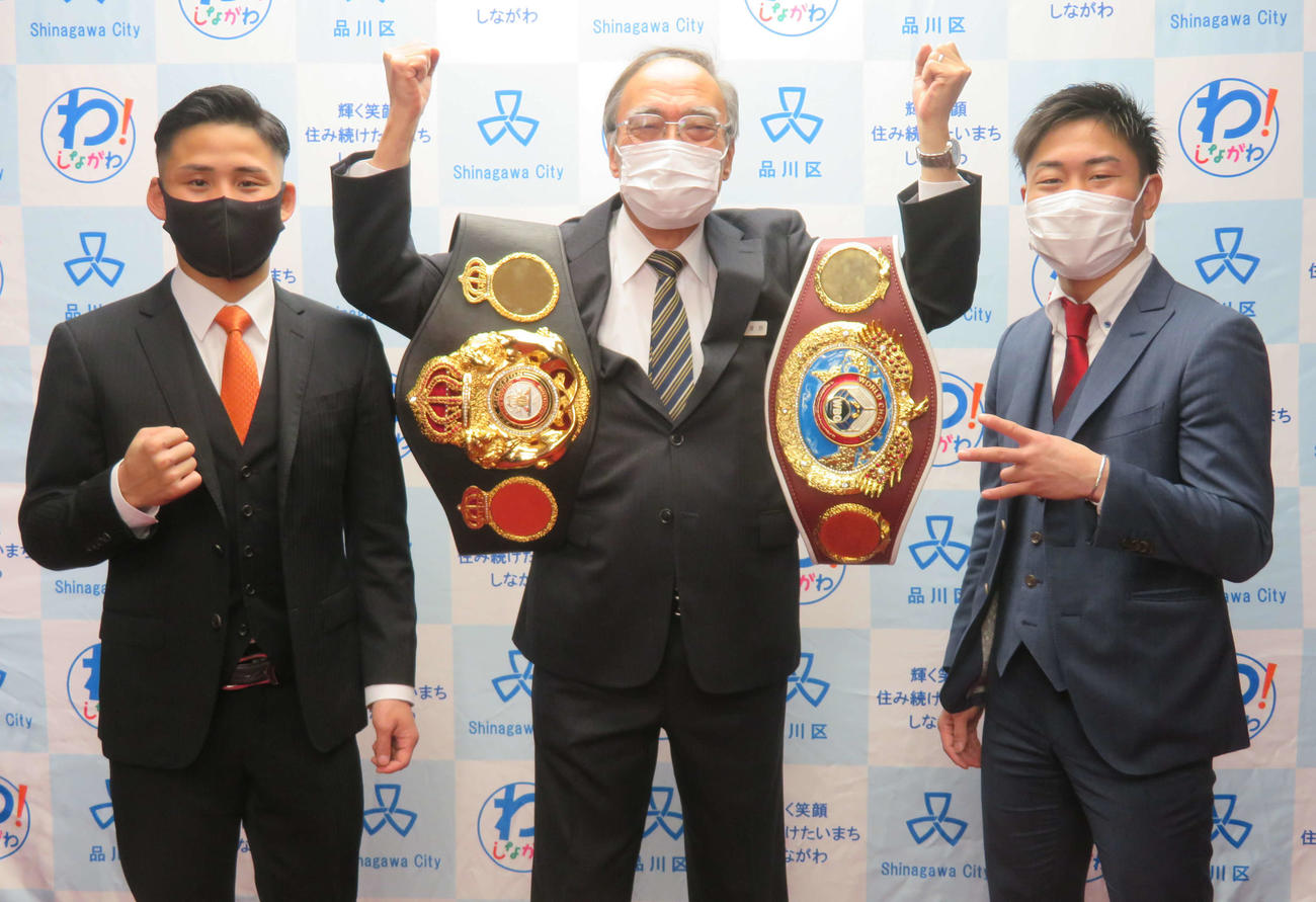 品川区の浜野区長（中央）を表敬訪問したWBA世界ライトフライ級スーパー王者京口（左端）とWBO世界ミニマム級王者谷口