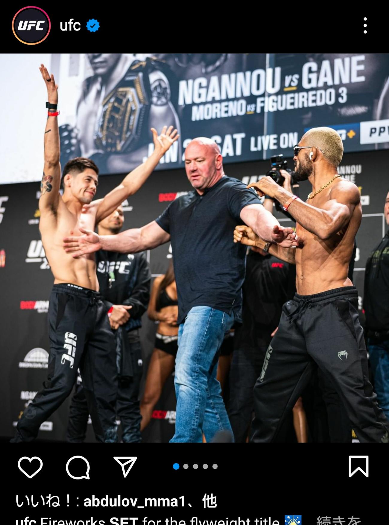 UFCフライ級王座戦の前日計量をパスした王者モレノ（左端）と挑戦者フィゲイレード（右端）はにらみ合い（UFC公式インスタグラムより）