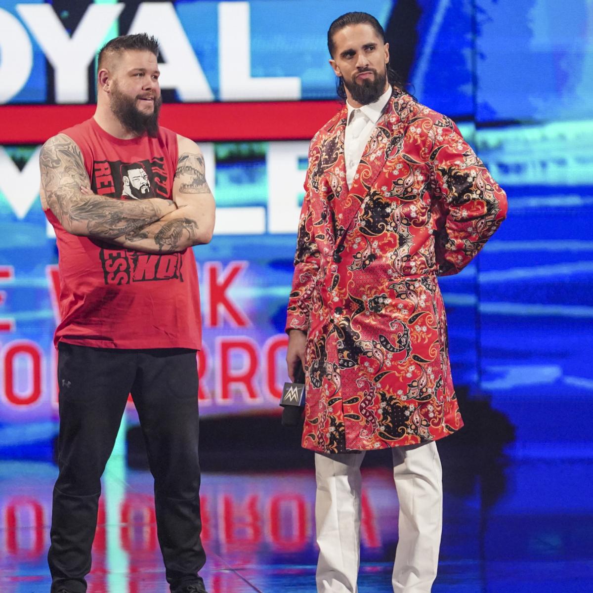 ステージからWWEユニバーサル王者レインズをにらむロリンズ（右）。左がオーエンズ（C）2022 WWE, Inc. All Rights Reserved.