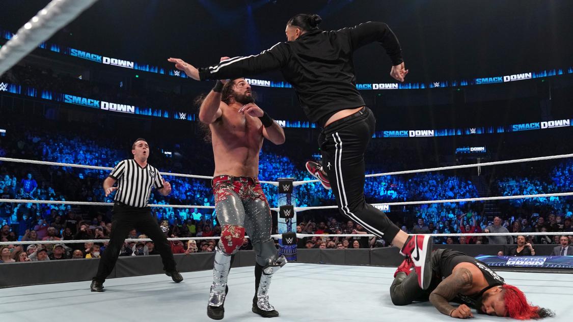 WWEユニバーサル王者レインズ（左から3番目）のスーパーマンパンチを浴びたロリンズ（同2番目）（C）2022 WWE, Inc. All Rights Reserved.