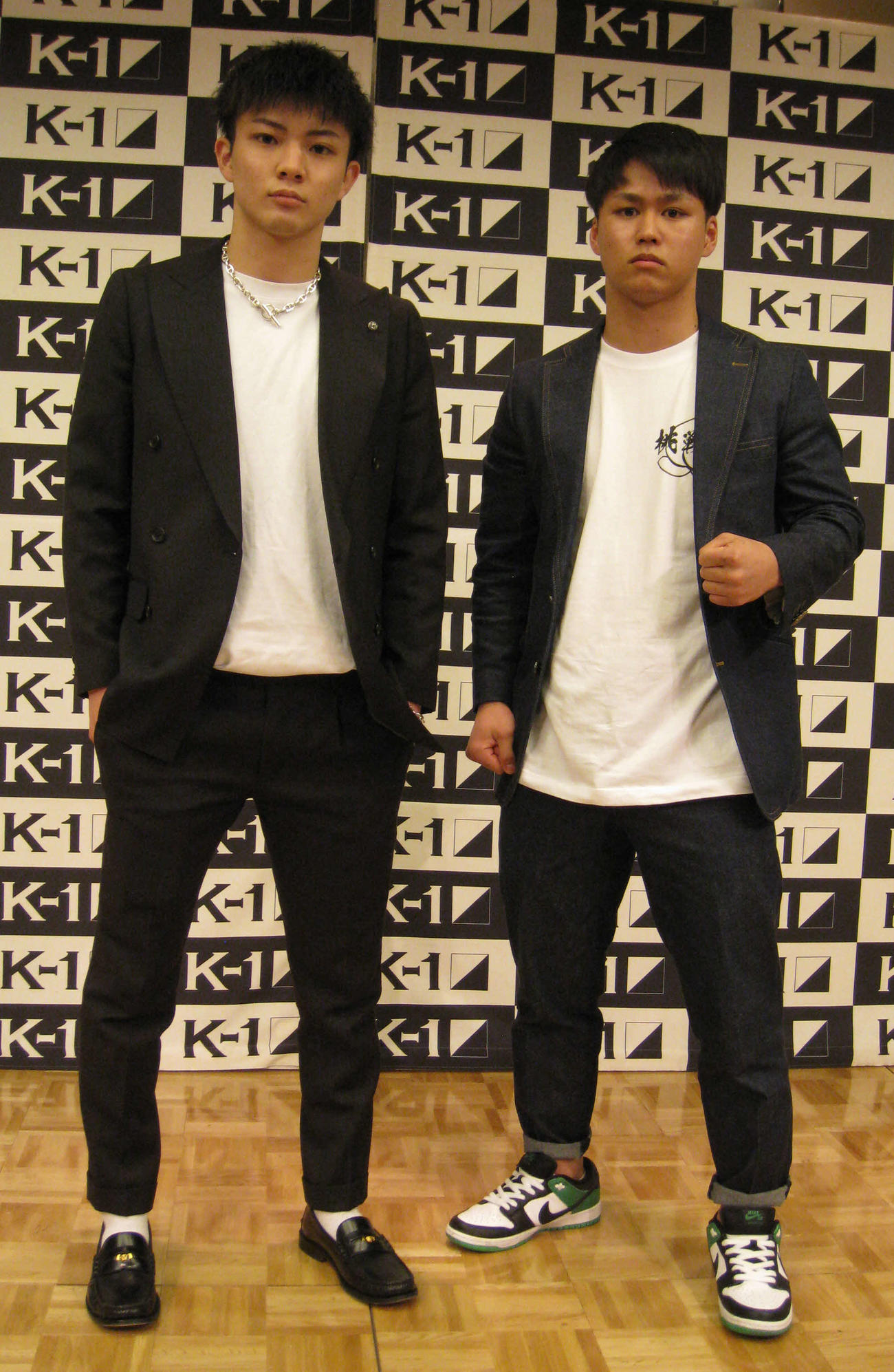 トーナメント1回戦で対戦する玖村将史（左）と鬼山桃太朗（撮影・吉池彰）