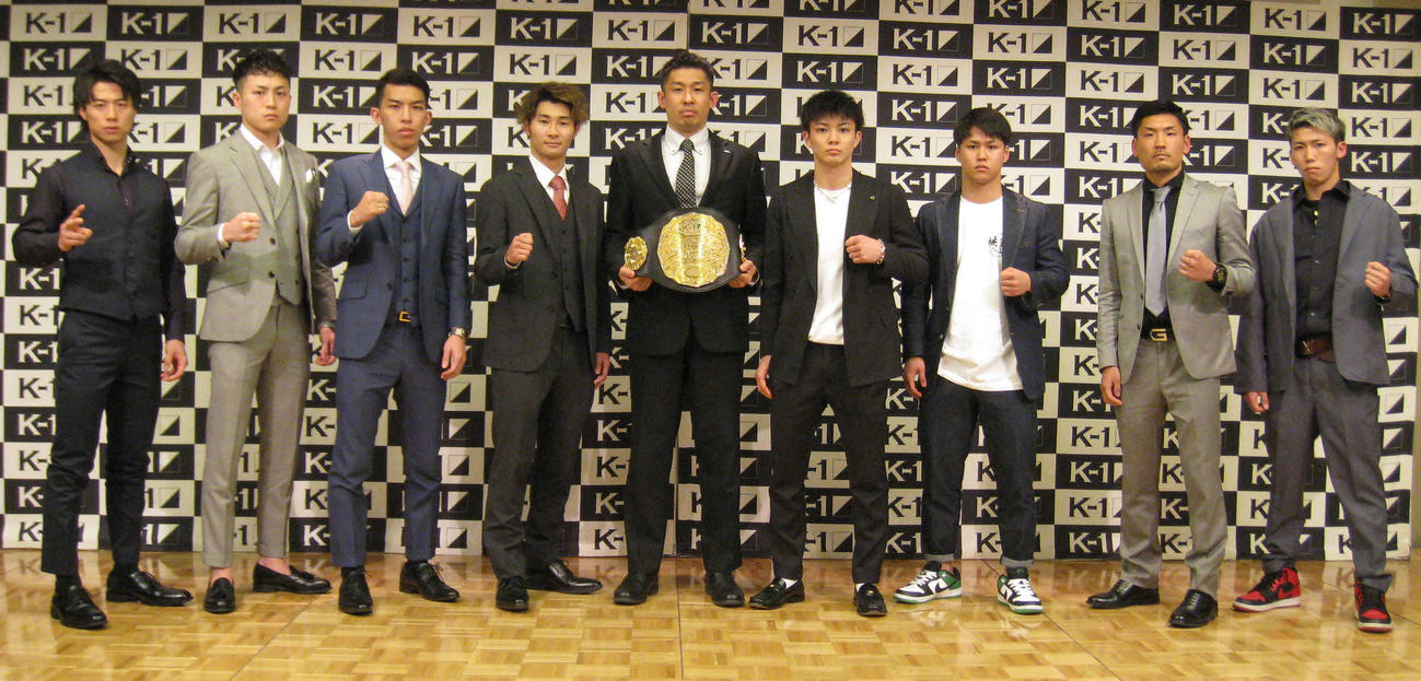 出場8選手と中村プロデューサー（中央）。左から金子、黒田、璃明武、一航、1人おいて玖村、鬼山、佐々木、内田（撮影・吉池彰）