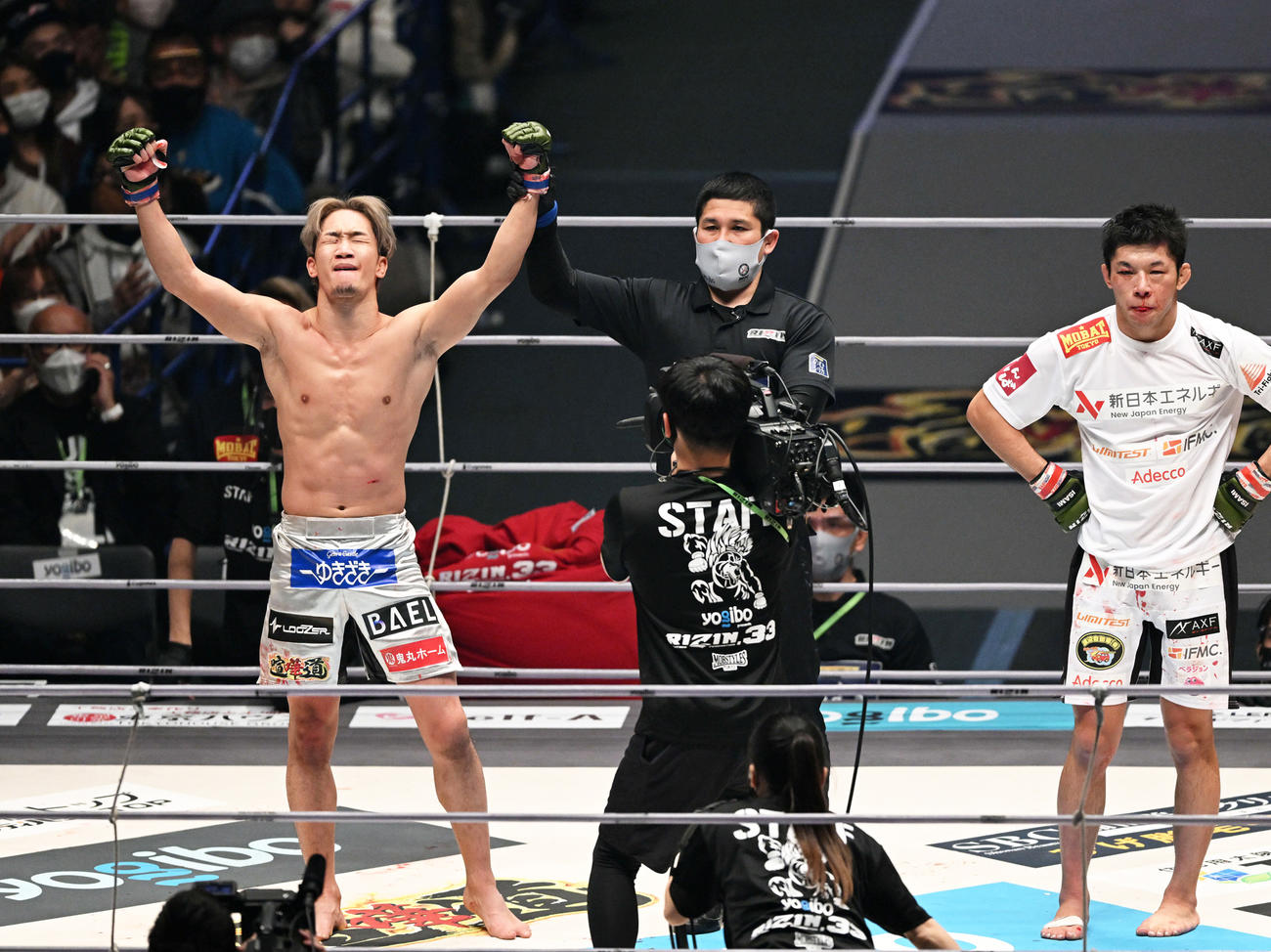 21年大みそかのRIZIN33で斎藤裕（右）に勝利した朝倉未来