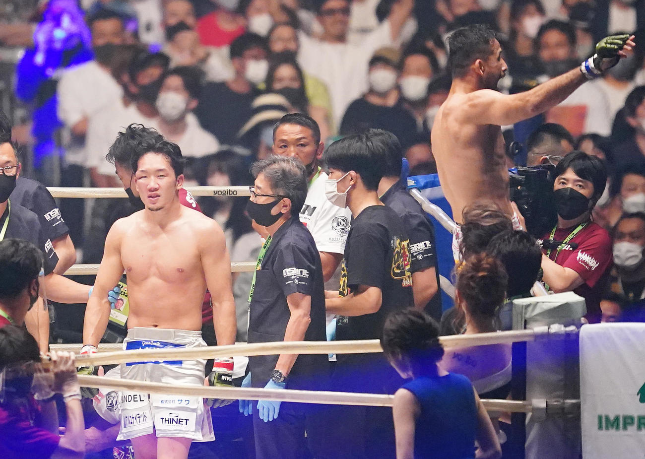 RIZIN28でクレベル・コイケ（右）に敗れぼう然とする朝倉未来（2021年6月13日撮影）