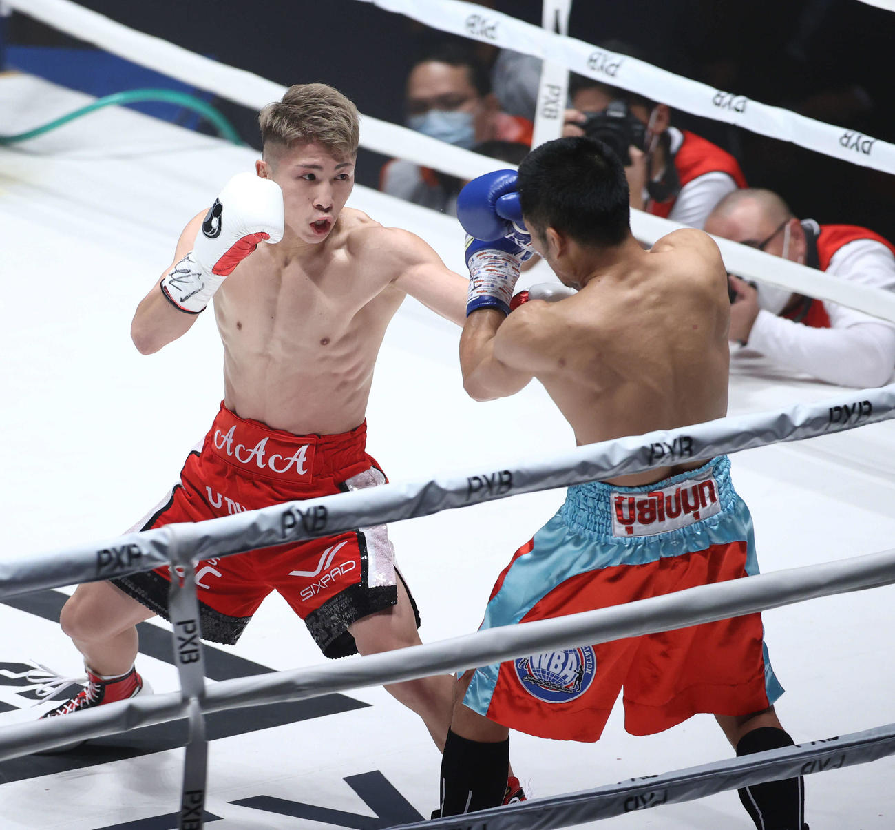 WBAスーパー、IBF世界バンタム級タイトルマッチ　ディパエン（右）を攻める井上尚弥（2021年12月14日撮影）