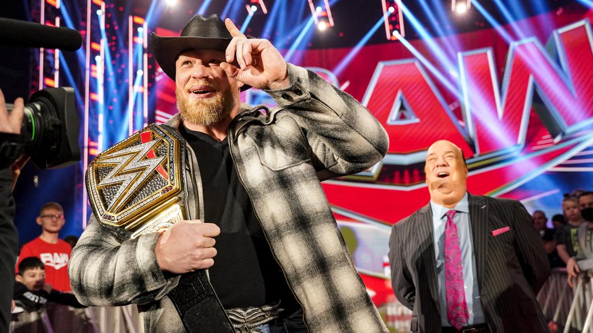 特別顧問ヘイマン（右）とともに入場したWWEヘビー級王者レスナー（C）2022 WWE, Inc. All Rights Reserved.