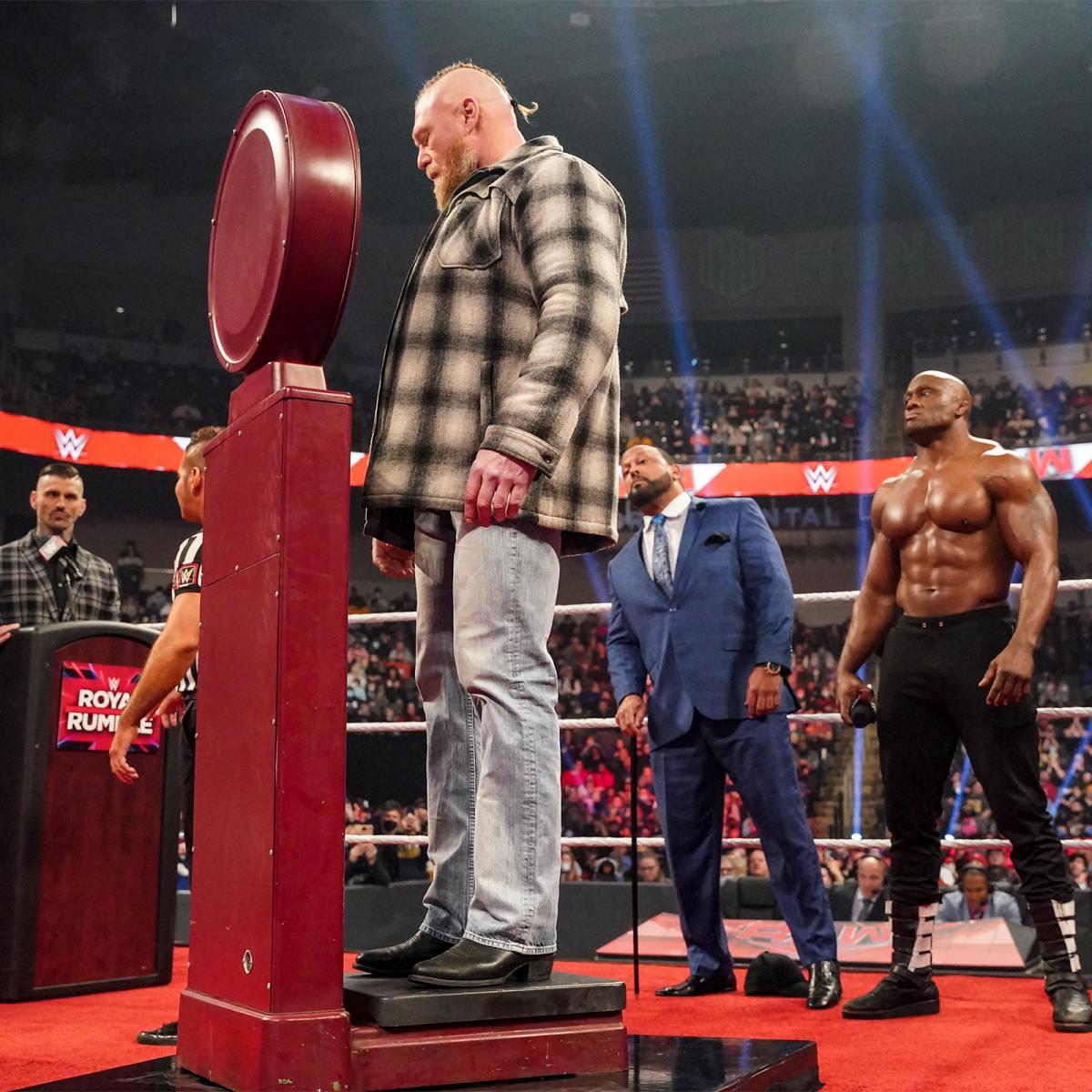 服を着たまま体重計に乗るWWEヘビー級王者レスナー（左端）。右端は挑戦者ラシュリー（C）2022 WWE, Inc. All Rights Reserved.