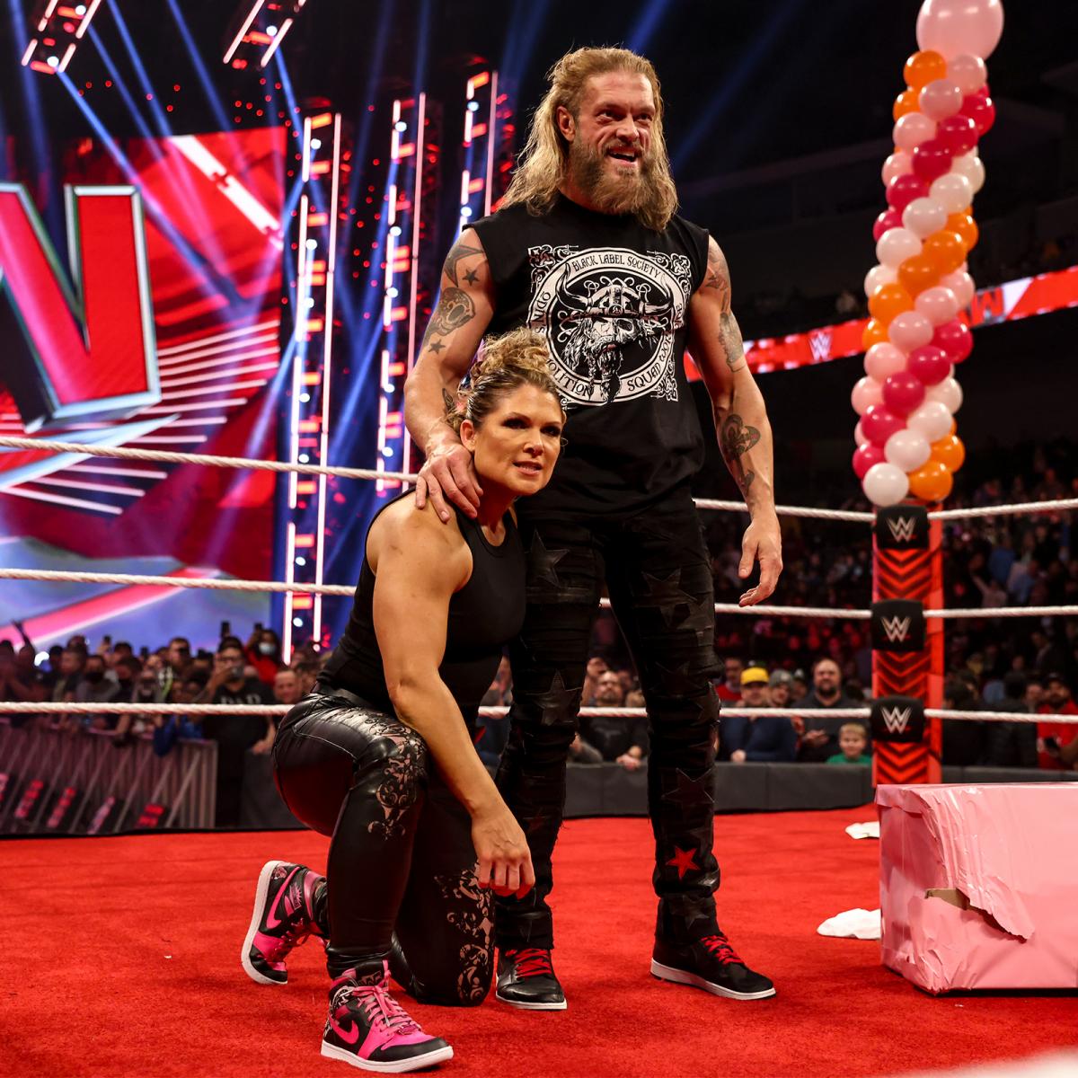 ザ・ミズ夫妻の誕生日会をぶち壊したエッジ（右）、ベス・フェニックス夫妻（C）2022 WWE, Inc. All Rights Reserved.