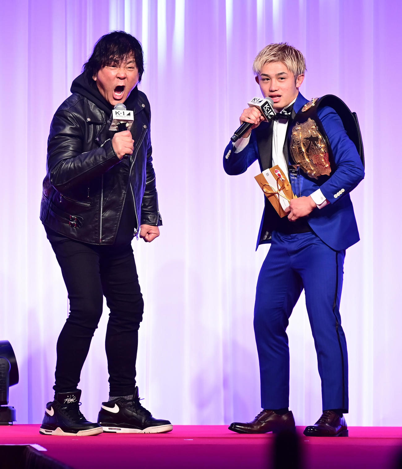 「K－1 AWARDS（アウォーズ）2021」でベスト・オブ・記者会見賞を受賞した壬生狼一輝はプレゼンターの大仁田厚（左）とマイクパフォーマンスを繰り広げる（撮影・小沢裕）