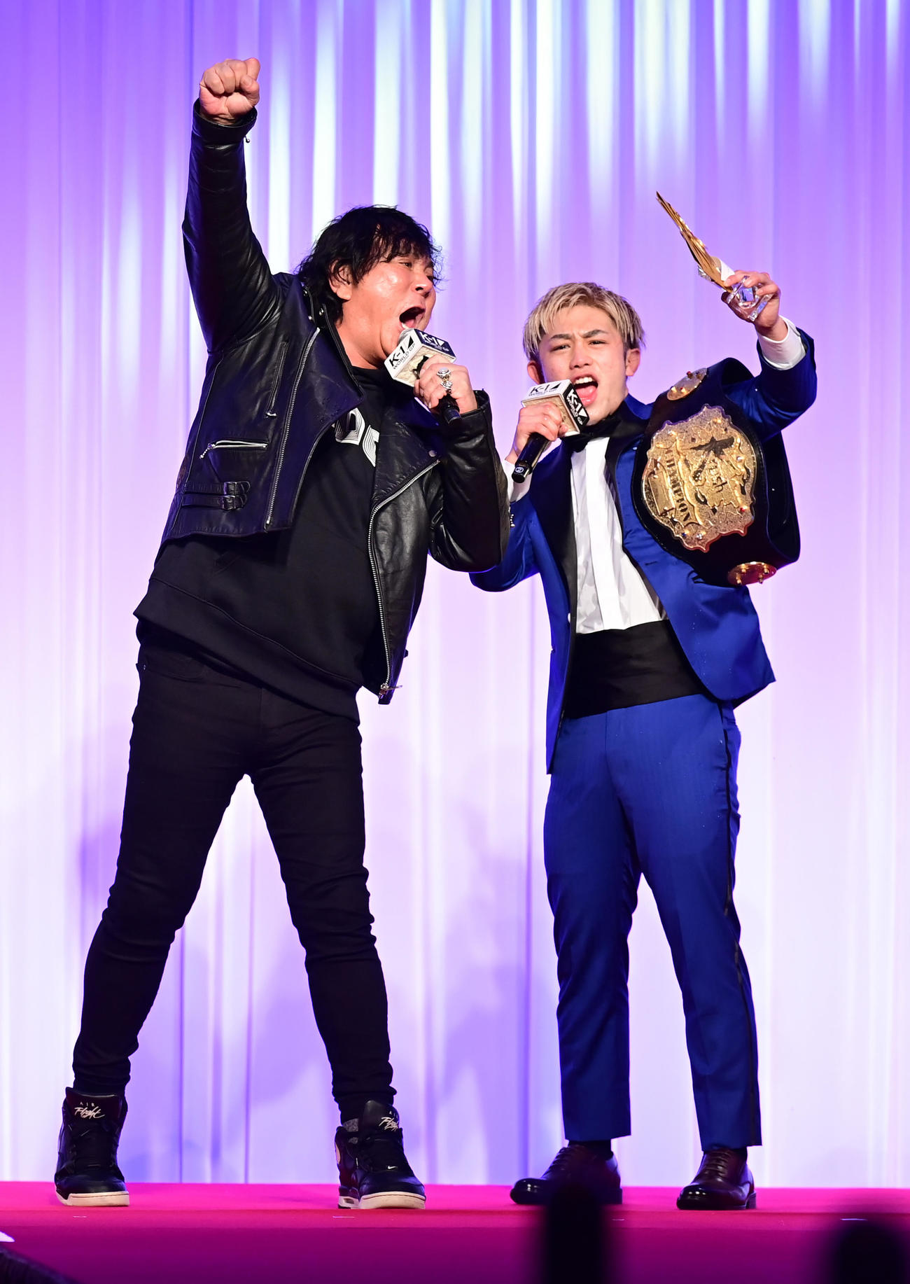 「K－1 AWARDS（アウォーズ）2021」でベスト・オブ・記者会見賞を受賞した壬生狼一輝はプレゼンターの大仁田厚（左）と雄たけびを上げる（撮影・小沢裕）