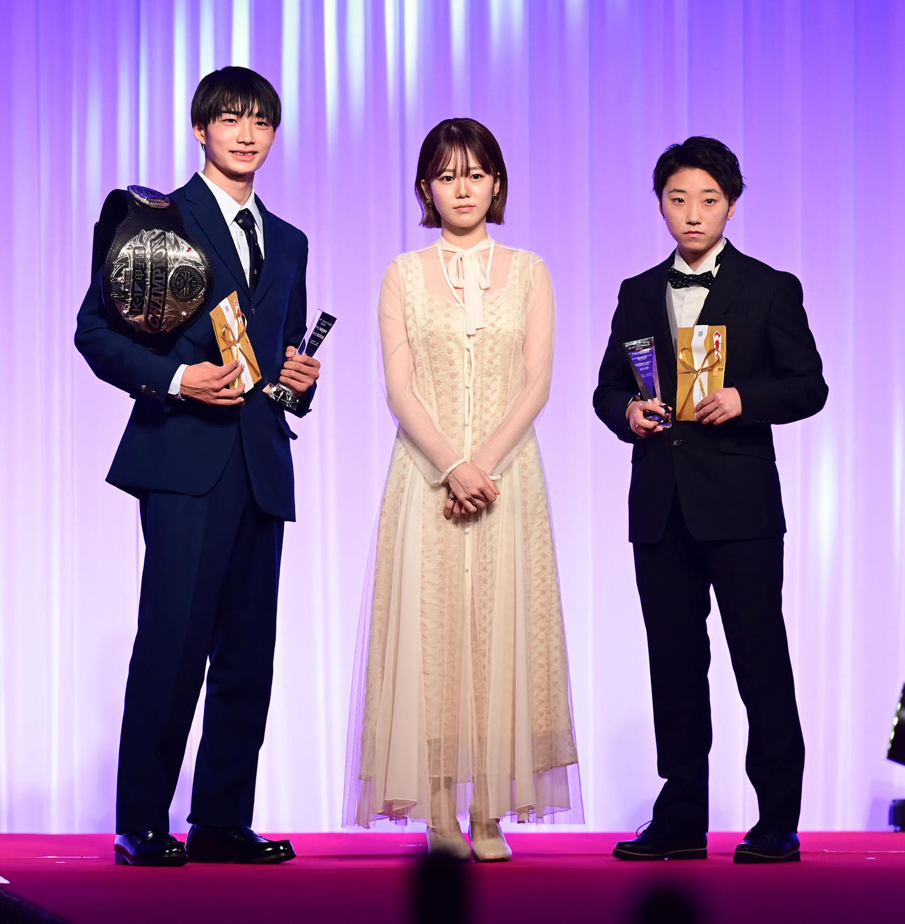 「K－1 AWARDS（アウォーズ）2021」でアマチュア最優秀選手賞を受賞した大久保琉唯（左）と吉崎生。中央はプレゼンターの川口葵（撮影・小沢裕）