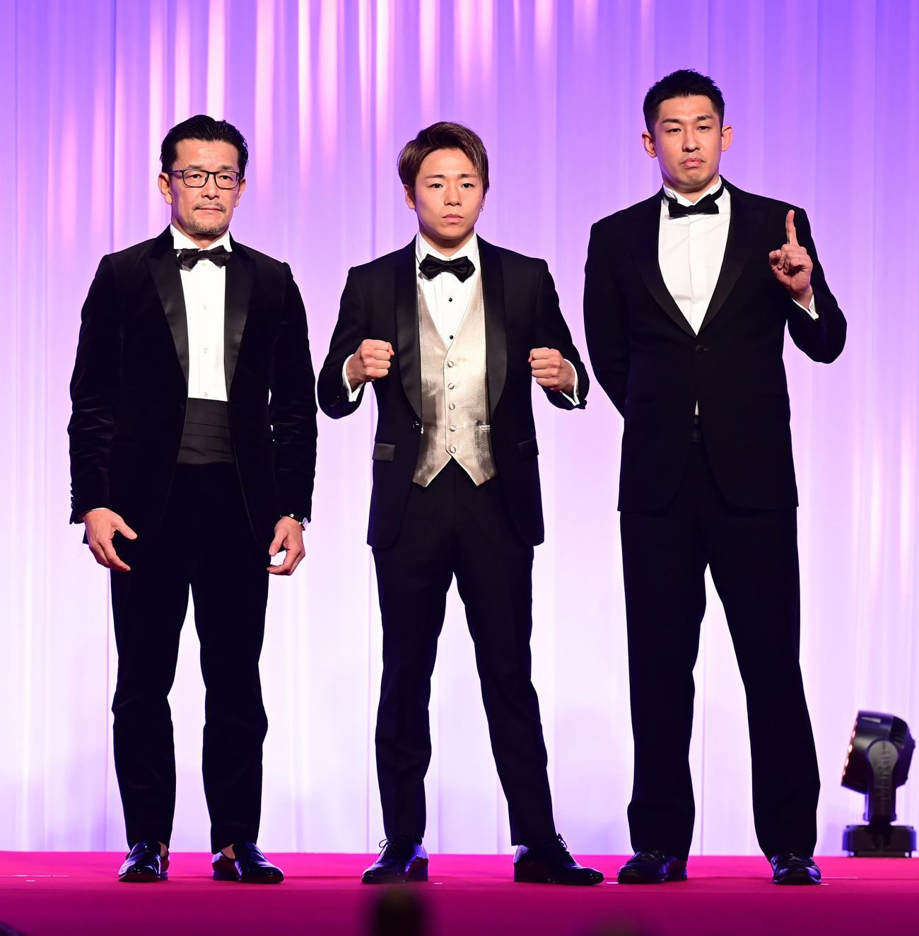「K－1 AWARDS（アウォーズ）2021」で記念撮影に臨む、左からRIZIN榊原信行CEO、武尊、K－1中村拓己プロデューサー（撮影・小沢裕）