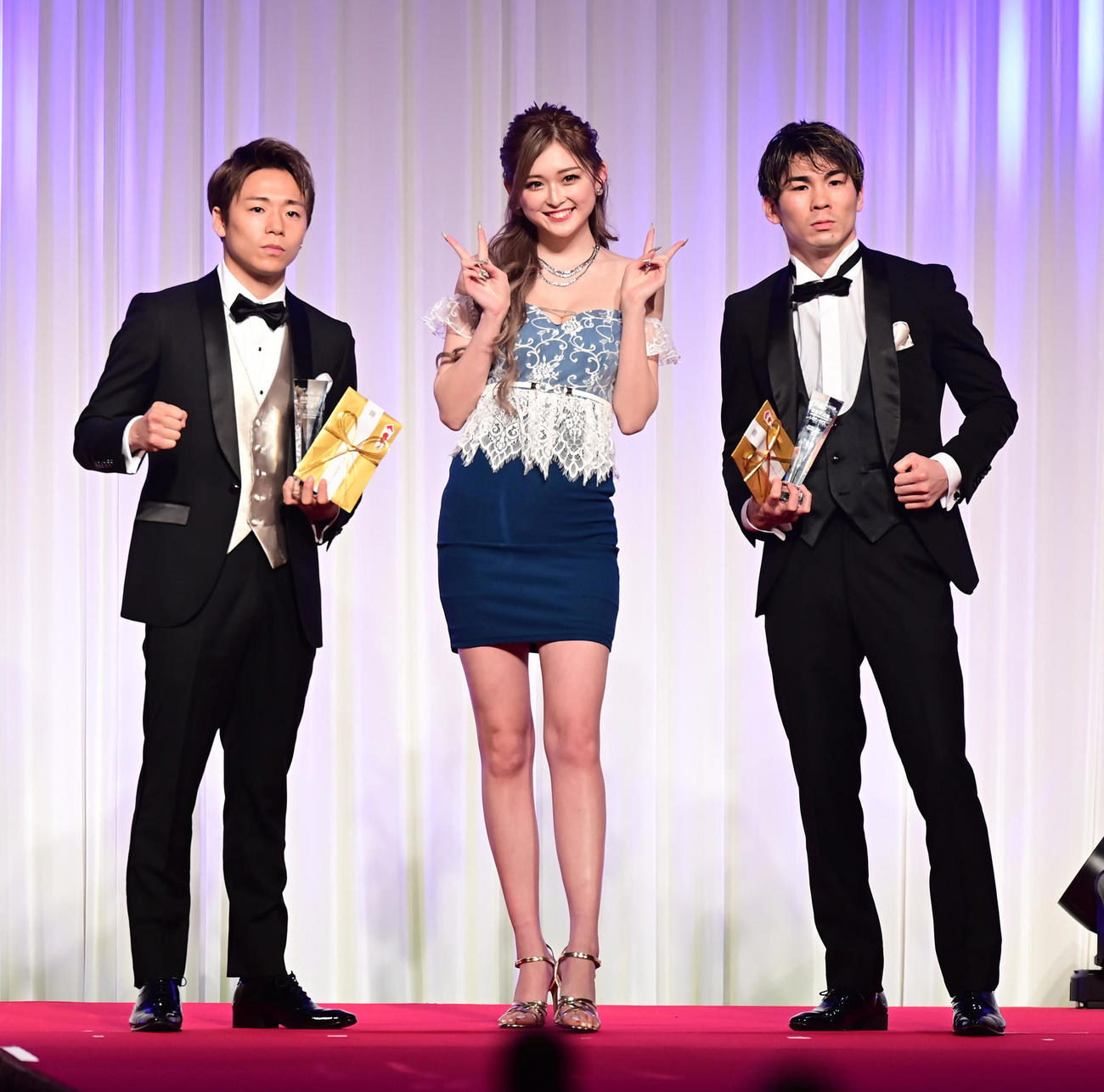 「K－1 AWARDS（アウォーズ）2021」で最高試合賞を受賞した武尊（左）とレオナ・ペタス（右）。中央はプレゼンターのゆうちゃみ（撮影・小沢裕）