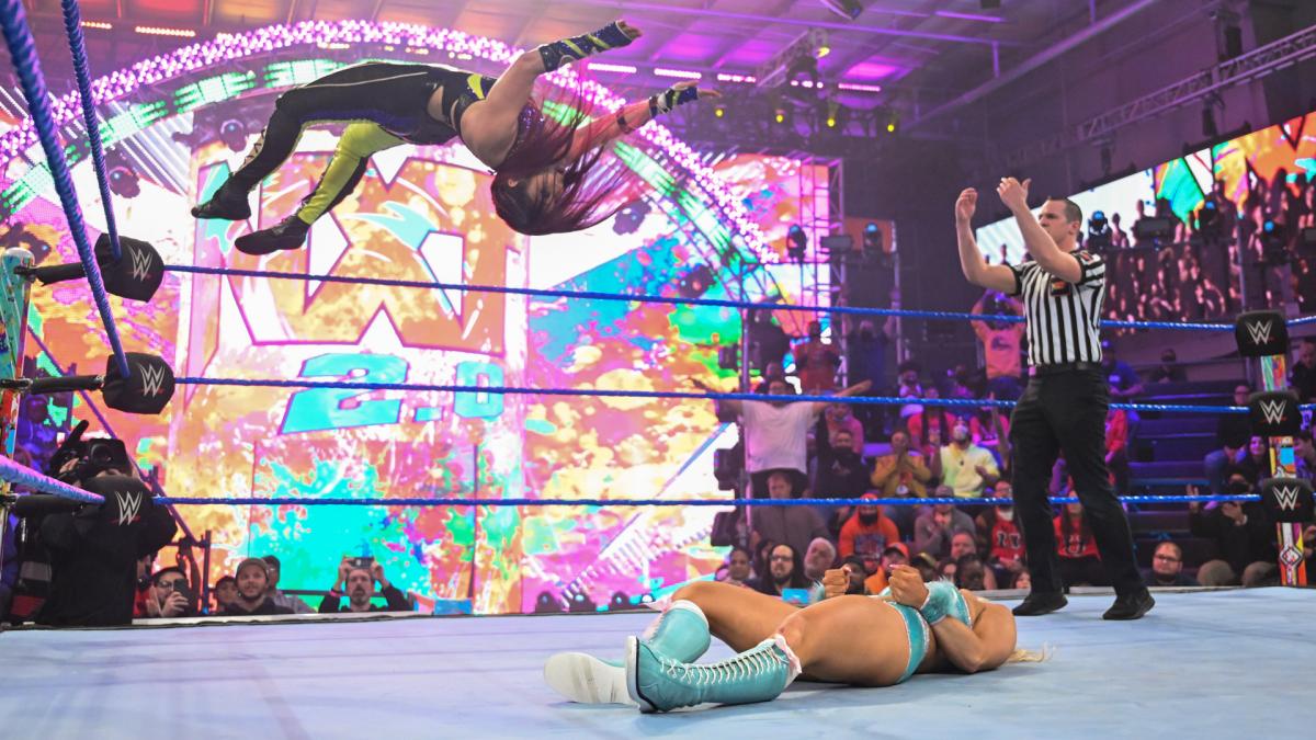 ストラットン（右下）に月面水爆をたたき込んだ紫雷（左上）（C)2022 WWE, Inc. All Rights Reserved.