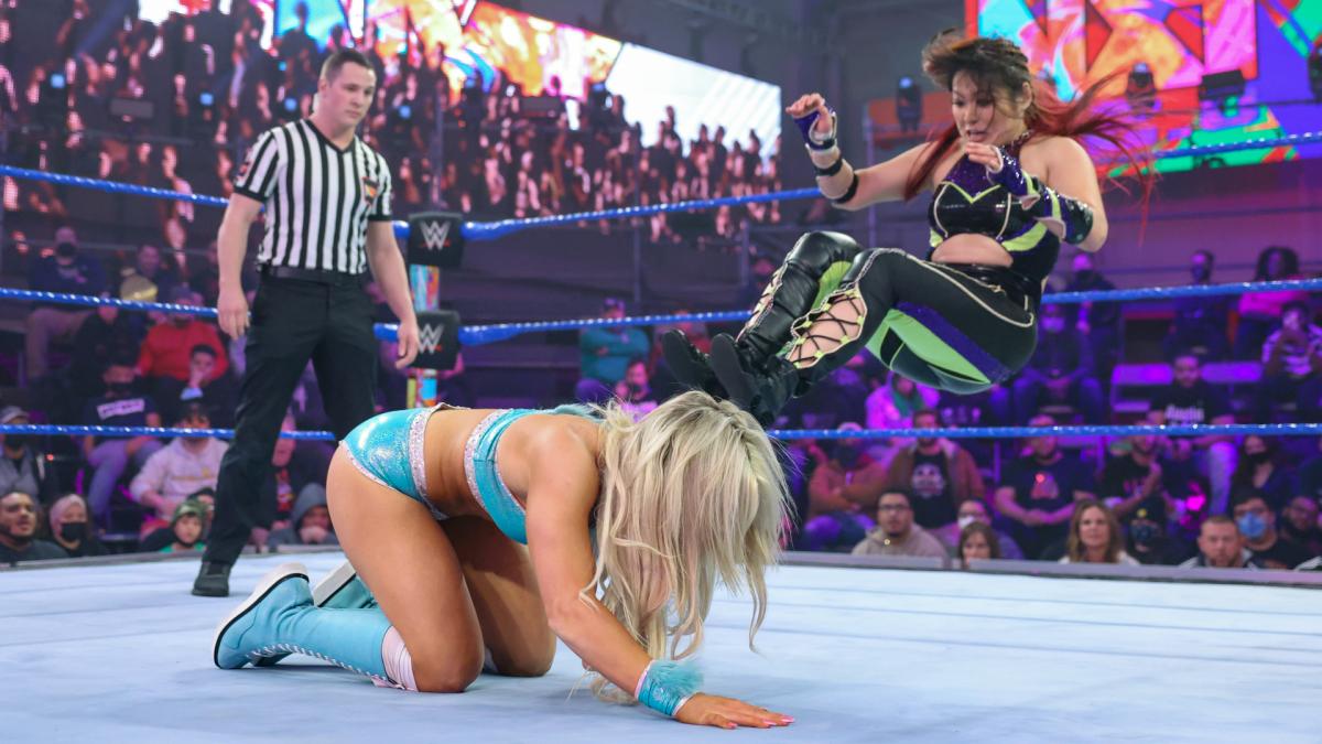 ストラットン（左）に低空ドロップキックを成功させた紫雷（C)2022 WWE, Inc. All Rights Reserved.