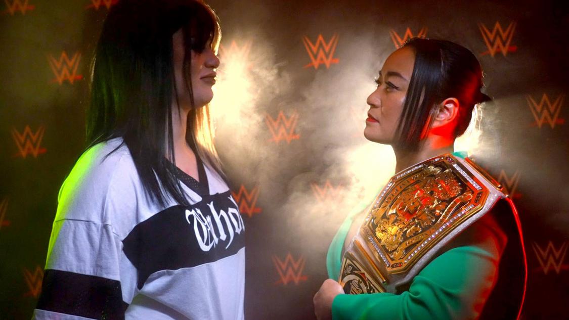 再戦が決定し、にらみ合うNXT・UK女子王者里村（右）と挑戦者ダベンポート（C）2022 WWE, Inc. All Rights Reserved.