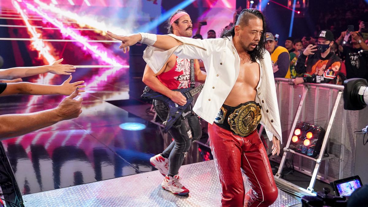 日本時間30日開催の男子ロイヤルランブル戦に出場することが決まったWWEインターコンチネンタル王者中邑真輔（右）（C）2022 WWE, Inc. All Rights Reserved.