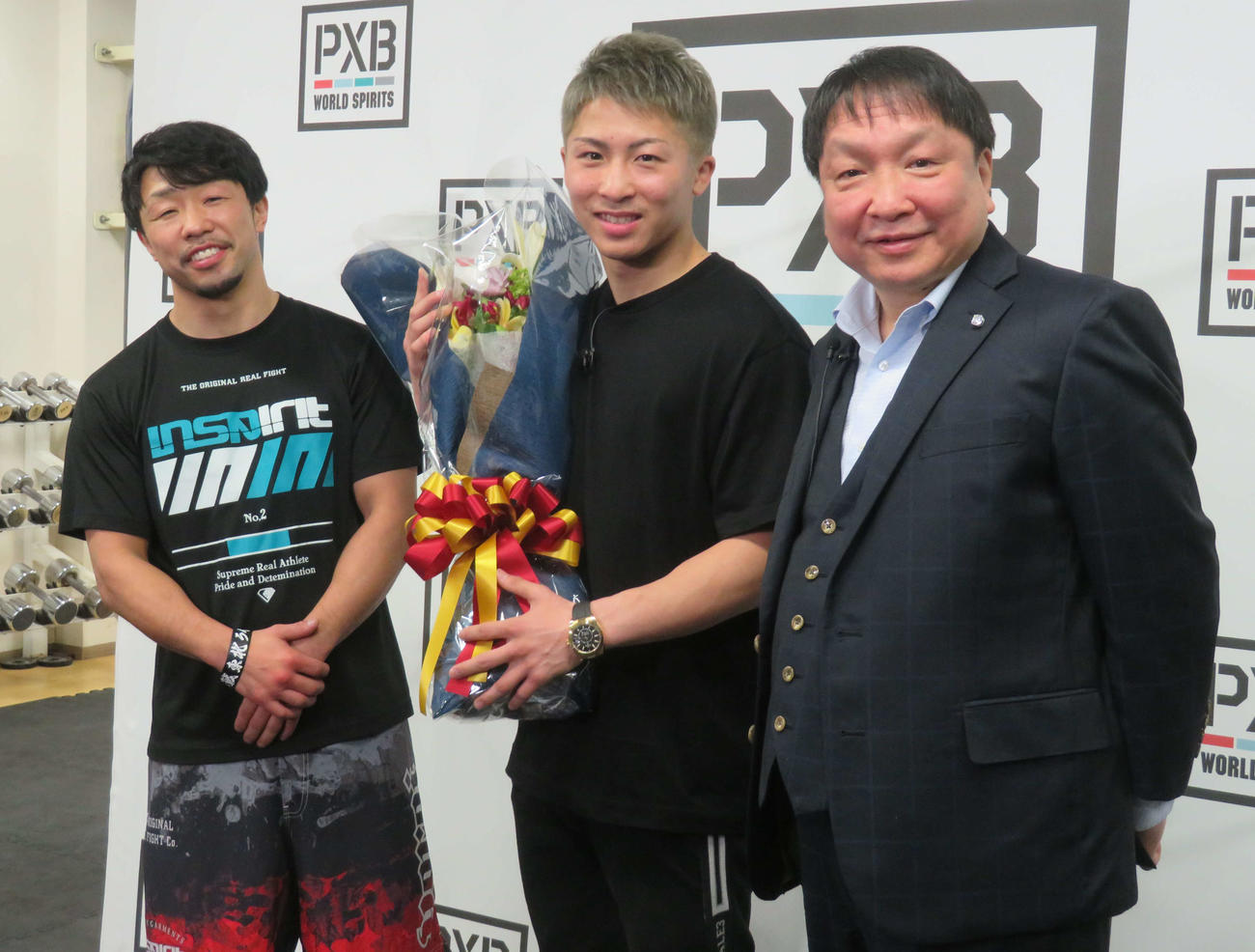 4年連続5度目の年間最優秀選手賞に輝いた井上尚弥（中央）を祝福する大橋秀行会長（右端）と元世界3階級制覇王者八重樫東トレーナー