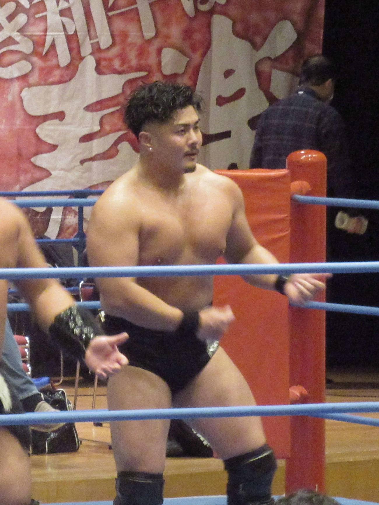 試合に勝利しエアギターをする土肥（撮影・勝部晃多）