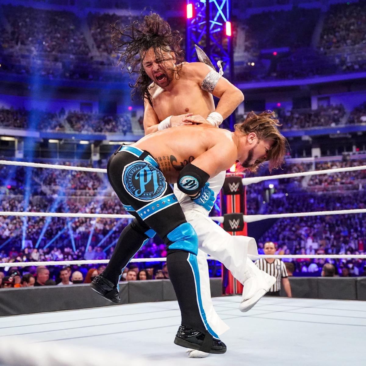 男子ロイヤルランブル戦の幕開けでAJスタイルズ（左）にヒザ蹴りを狙う中邑真輔（C)2022 WWE, Inc. All Rights Reserved.