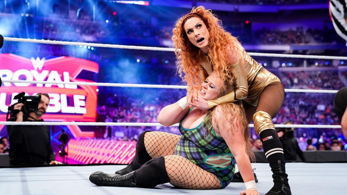 ドゥドロップ（左）を絞め技で追い込んだロウ女子王者ベッキ－・リンチ（C）2022 WWE, Inc. All Rights Reserved.