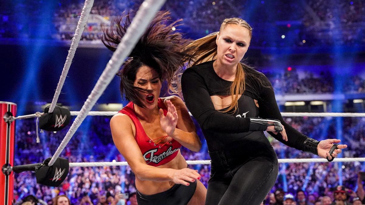ブリー・ベラ（左）を攻め込んだロンダ・ラウジー（C)2022 WWE, Inc. All Rights Reserved.