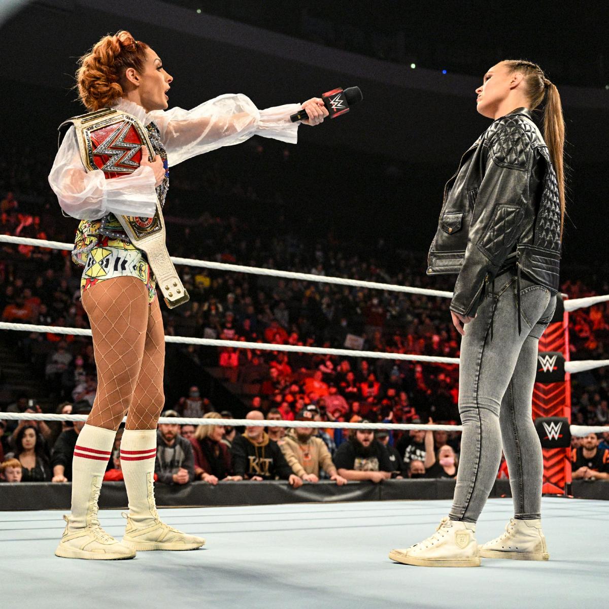 ロウ女子王者ベッキー・リンチ（左）とにらみ合う女子ロイヤルランブル戦覇者ロンダ・ラウジー（C）2022 WWE, Inc. All Rights Reserved.