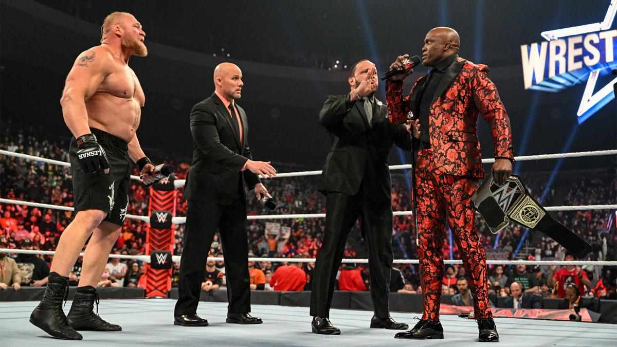 WWEヘビー級王者ボビー・ラシュリー（右端）とにらみあうブロック・レスナー（左端）（C）2022 WWE, Inc. All Rights Reserved.
