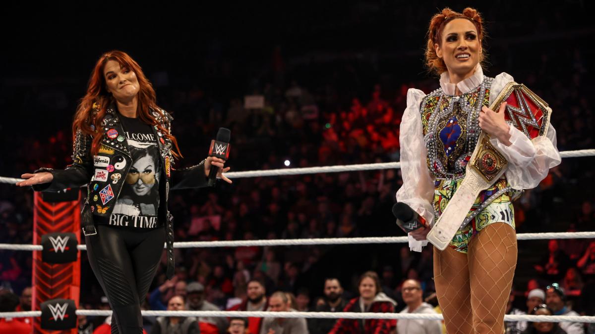 ロウ女子王者ベッキー・リンチ（右）の目の前に登場したWWE殿堂入りのリタ（C）2022 WWE, Inc. All Rights Reserved.