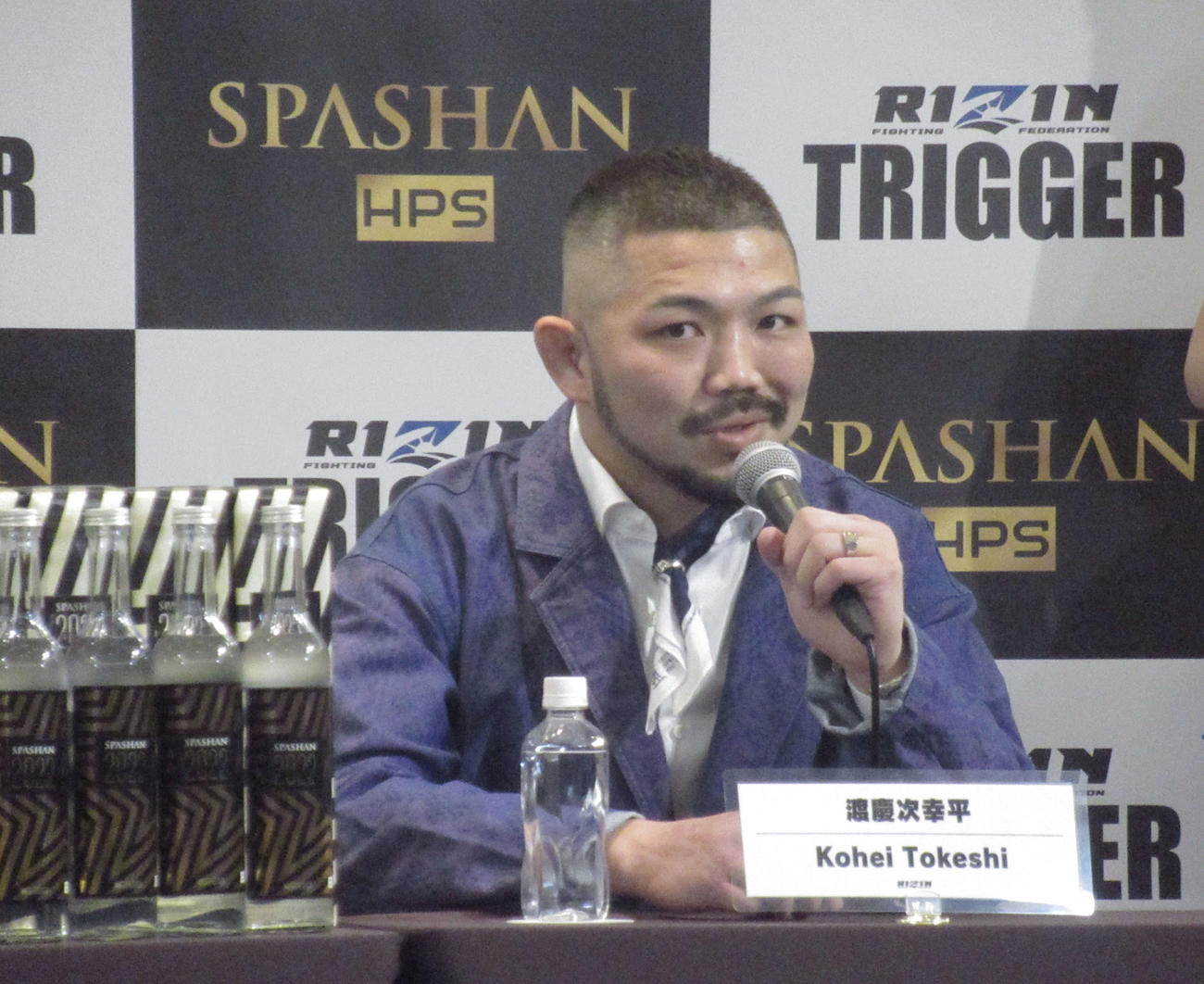 追加カード会見で笑顔を見せる渡慶次（撮影・勝部晃多）