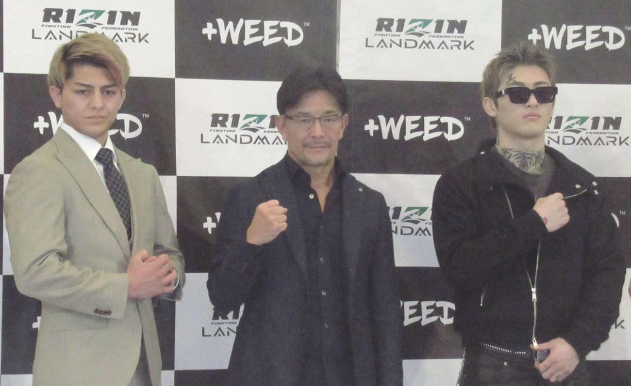 カード発表会見で写真に納まる出席者。左から鈴木千、榊原CEO、平本（撮影・勝部晃多）