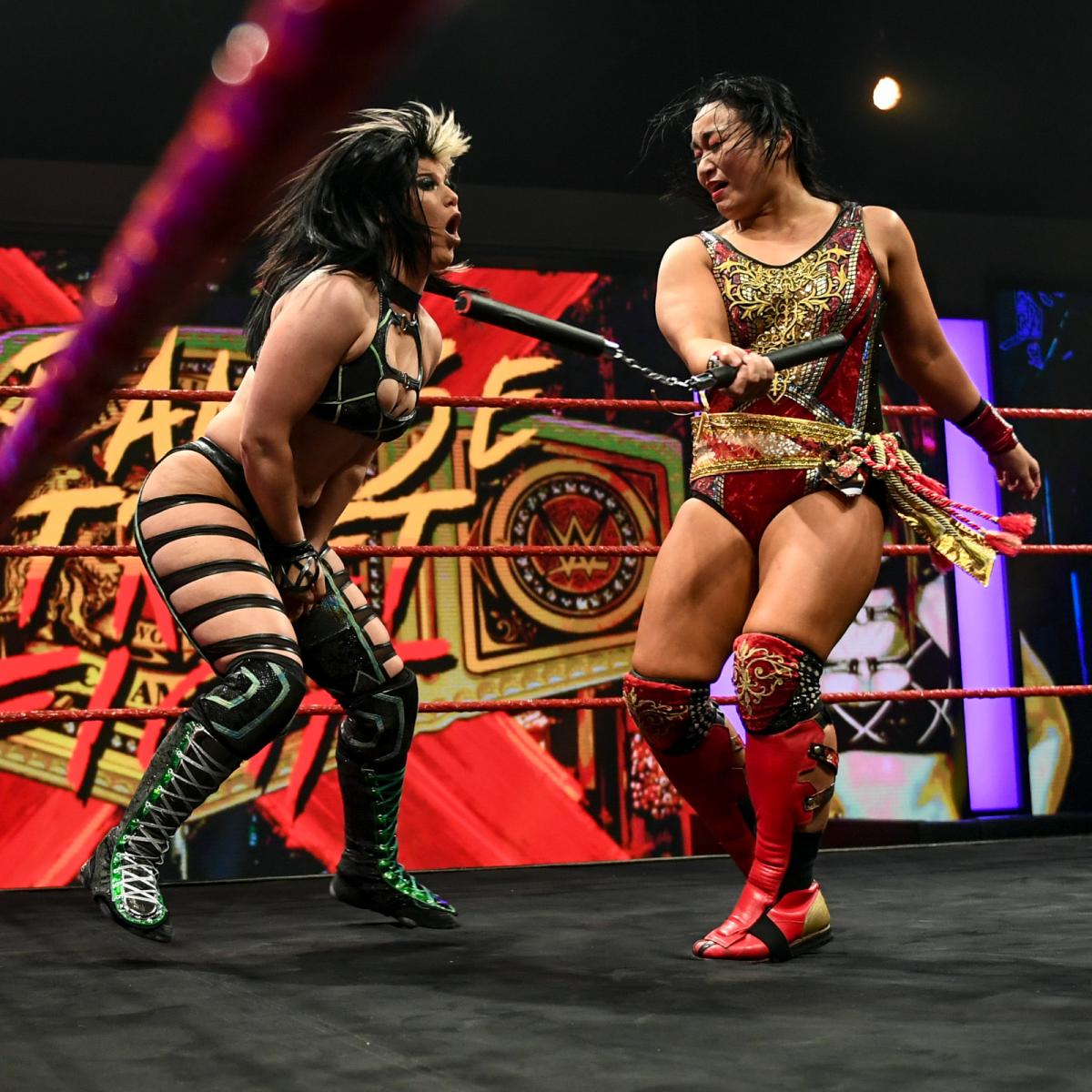 挑戦者ダベンポート（左）をヌンチャクでたたくNXT・UK女子王者里村（C）2022 WWE, Inc. All Rights Reserved.